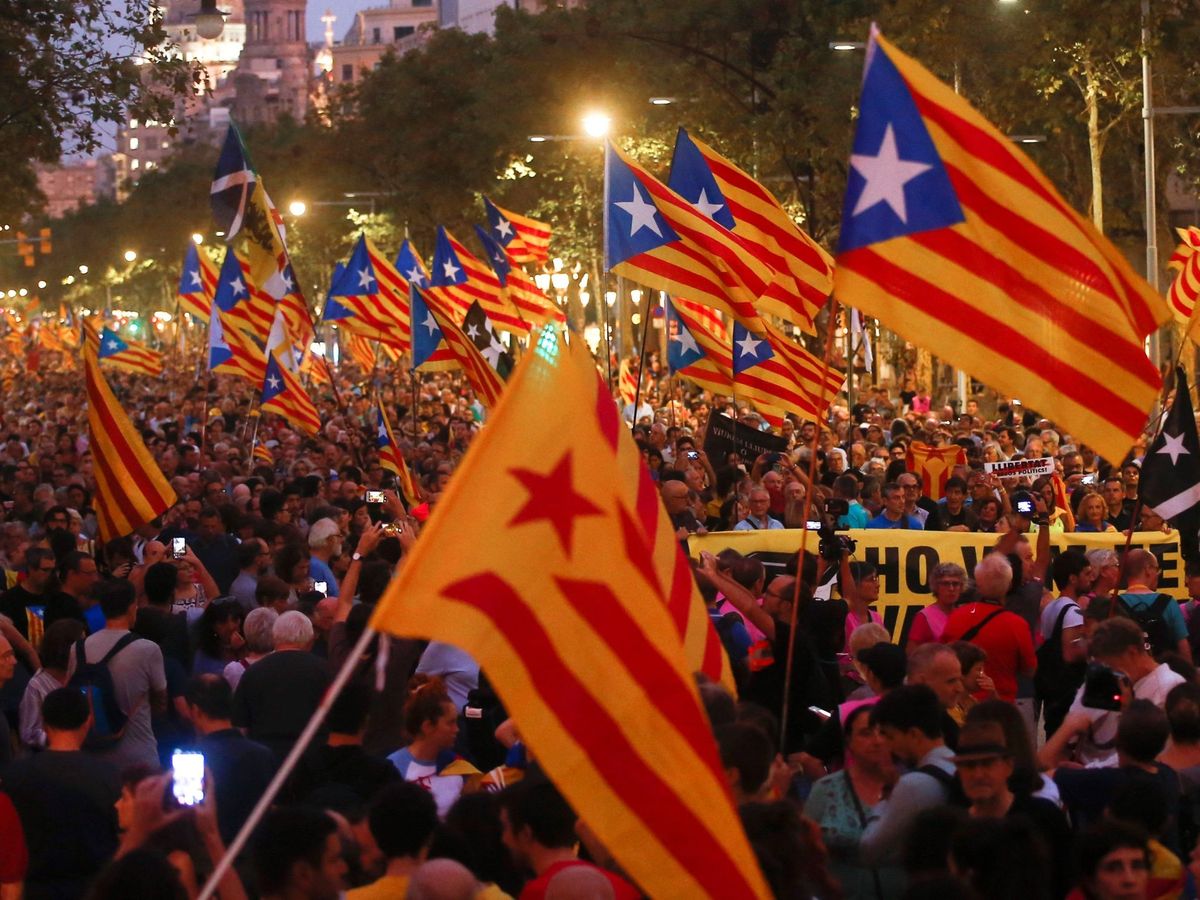 Foto: Varios manifestantes portan esteladas en una manifestación en Barcelona. (EFE/Quique García)