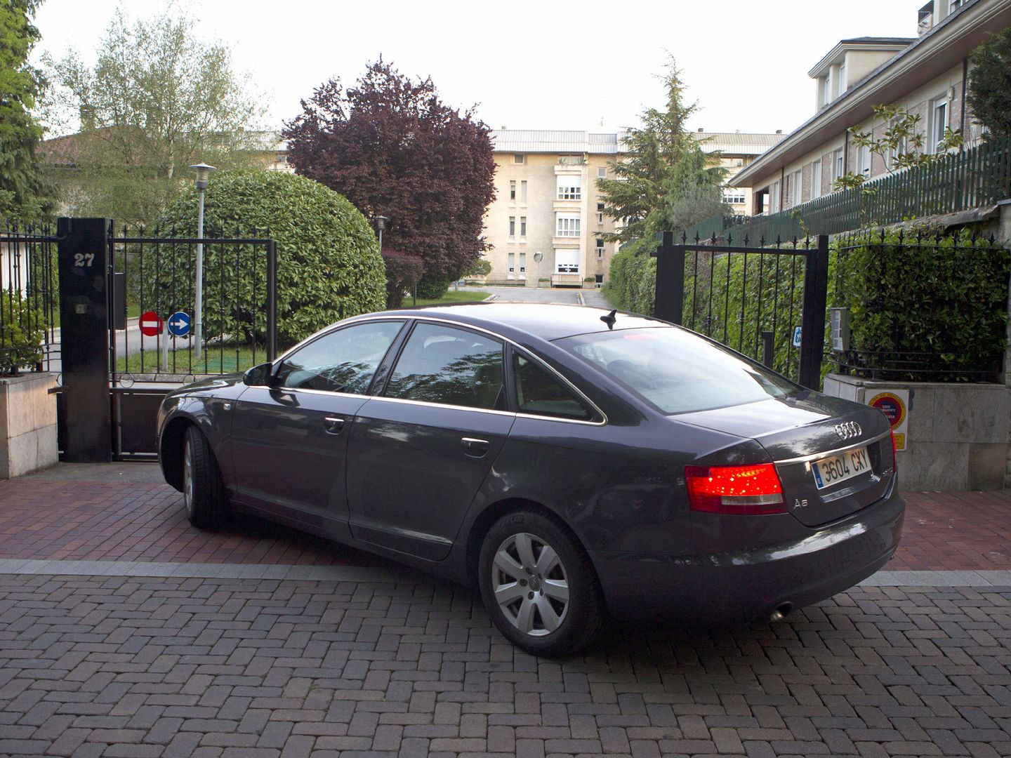 Un coche entra en la residencia de la familia Urdangarin en Vitoria. (EFE)