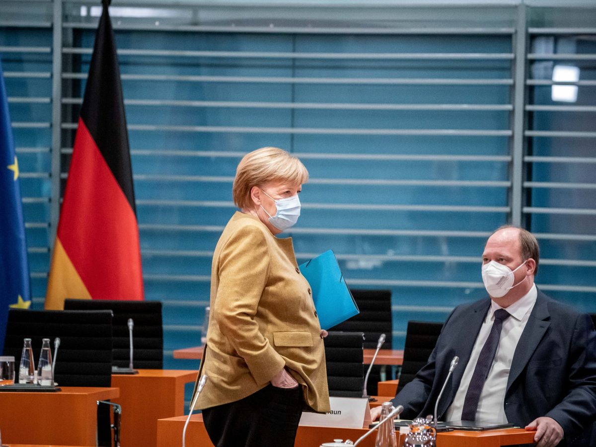 Foto: Merkel, junto a su jefe de gabinete durante el Consejo de Ministros semanal en Berlín. (Reuters)
