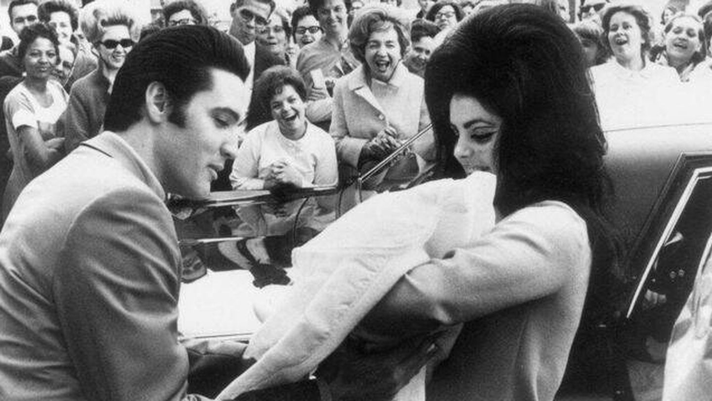  Una recién nacida Lisa Marie, en brazos de Elvis y Priscilla. (Getty)