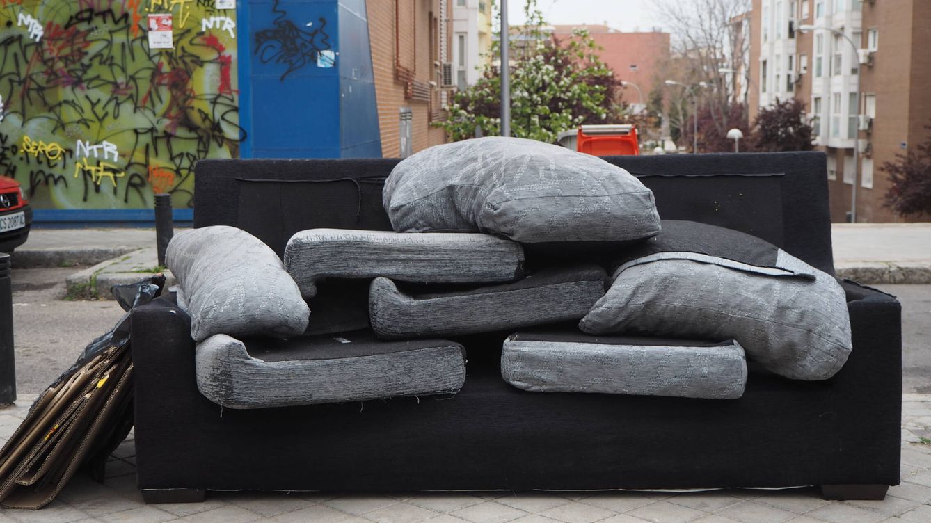 Foto: No es una instalación artística, es un sofá abandonado en la plaza Julián Marías de Usera. (Héctor García Barnés)