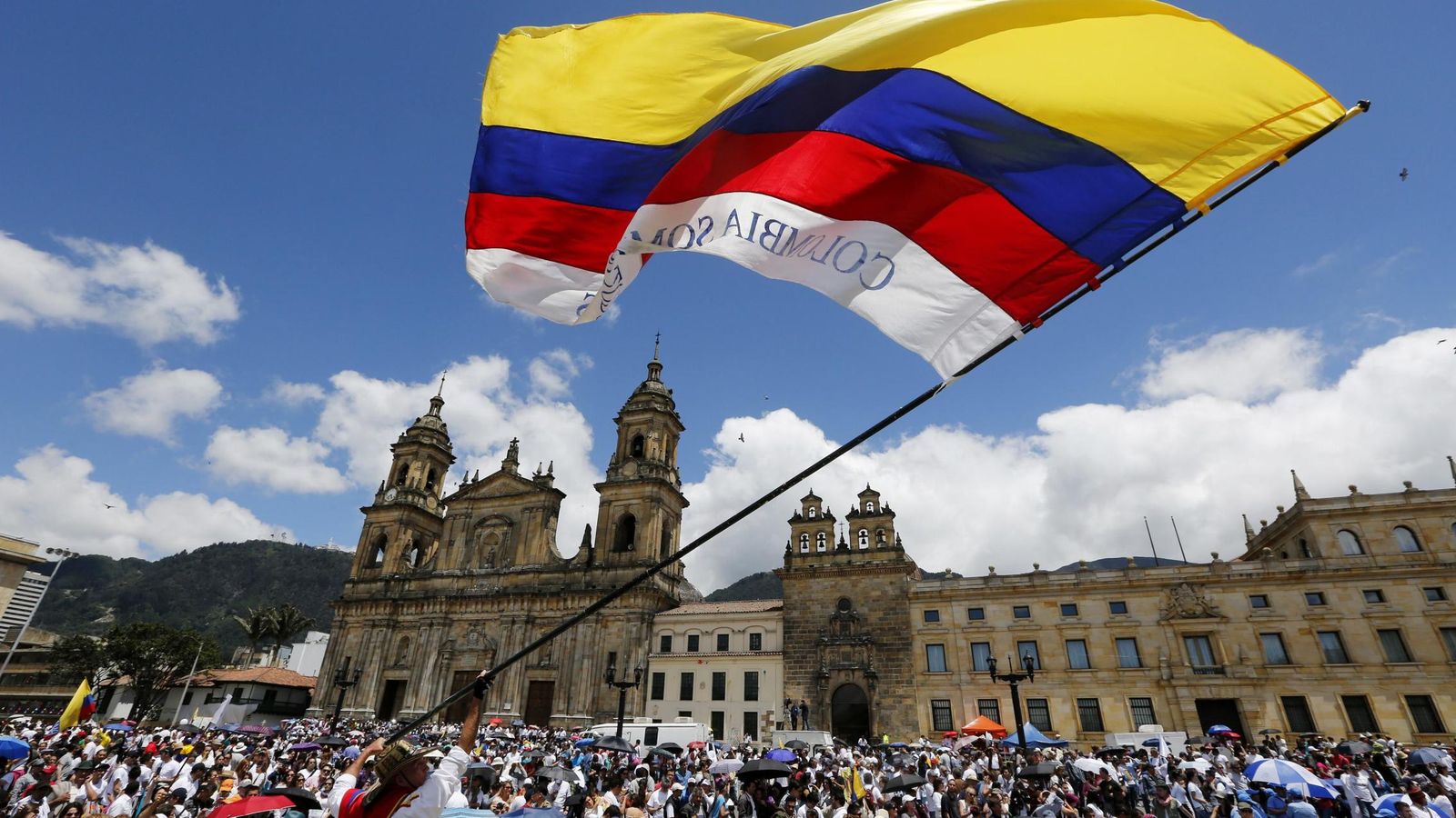 Foto: La bandera de Colombia ondeando en una plaza de Bogotá. (EFE)