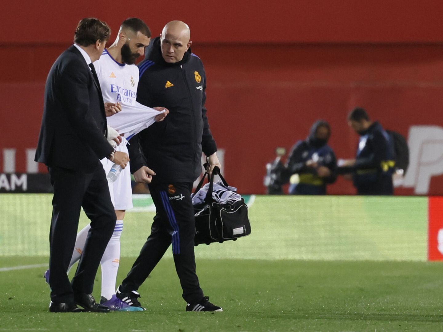 Benzema se retira lesionado del estadio de Son Moix
