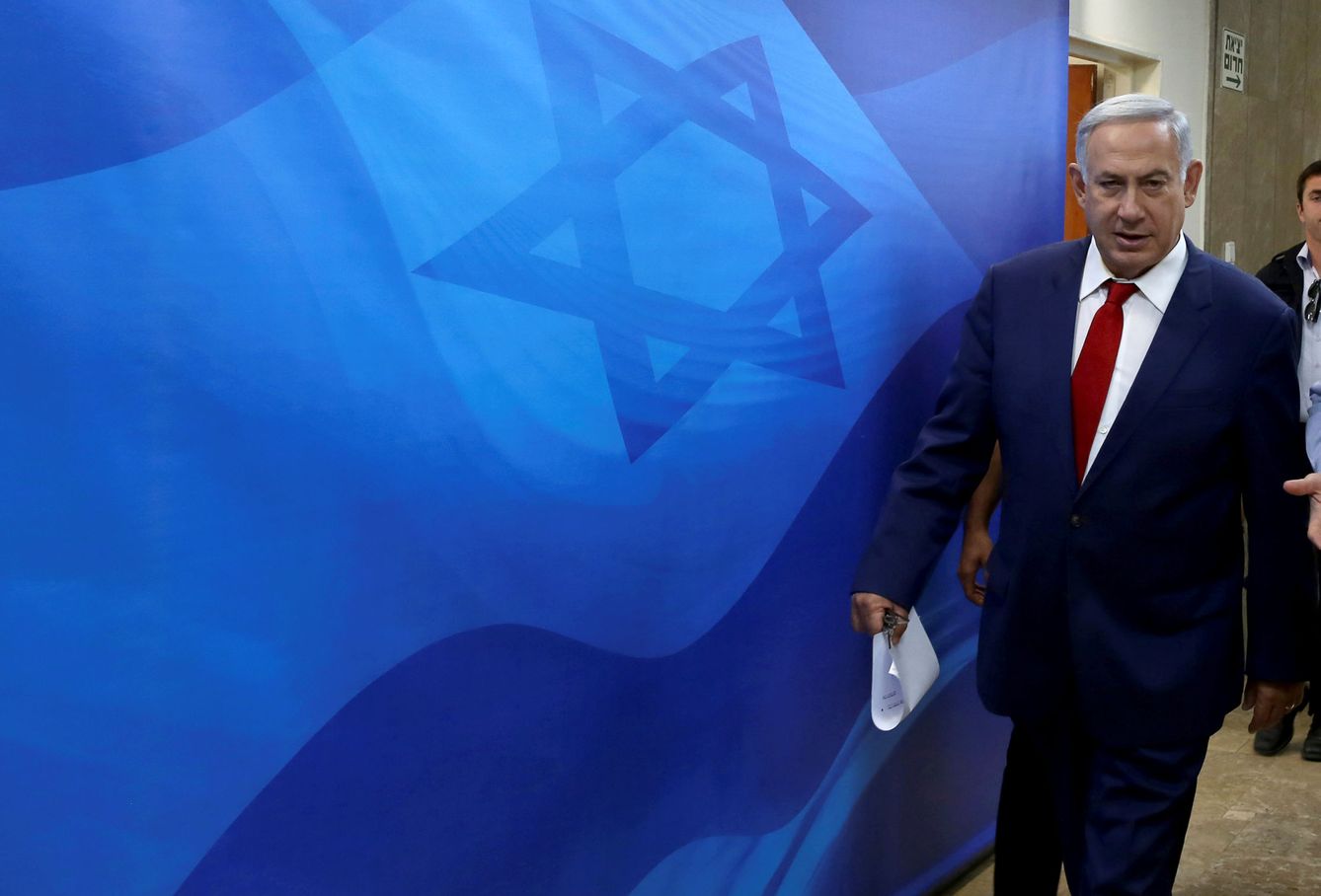 El Primer Ministro israelí Benjamin Netanyahu se prepara para una reunión ministerial semanal el 15 de mayo de 2016 (Reuters)