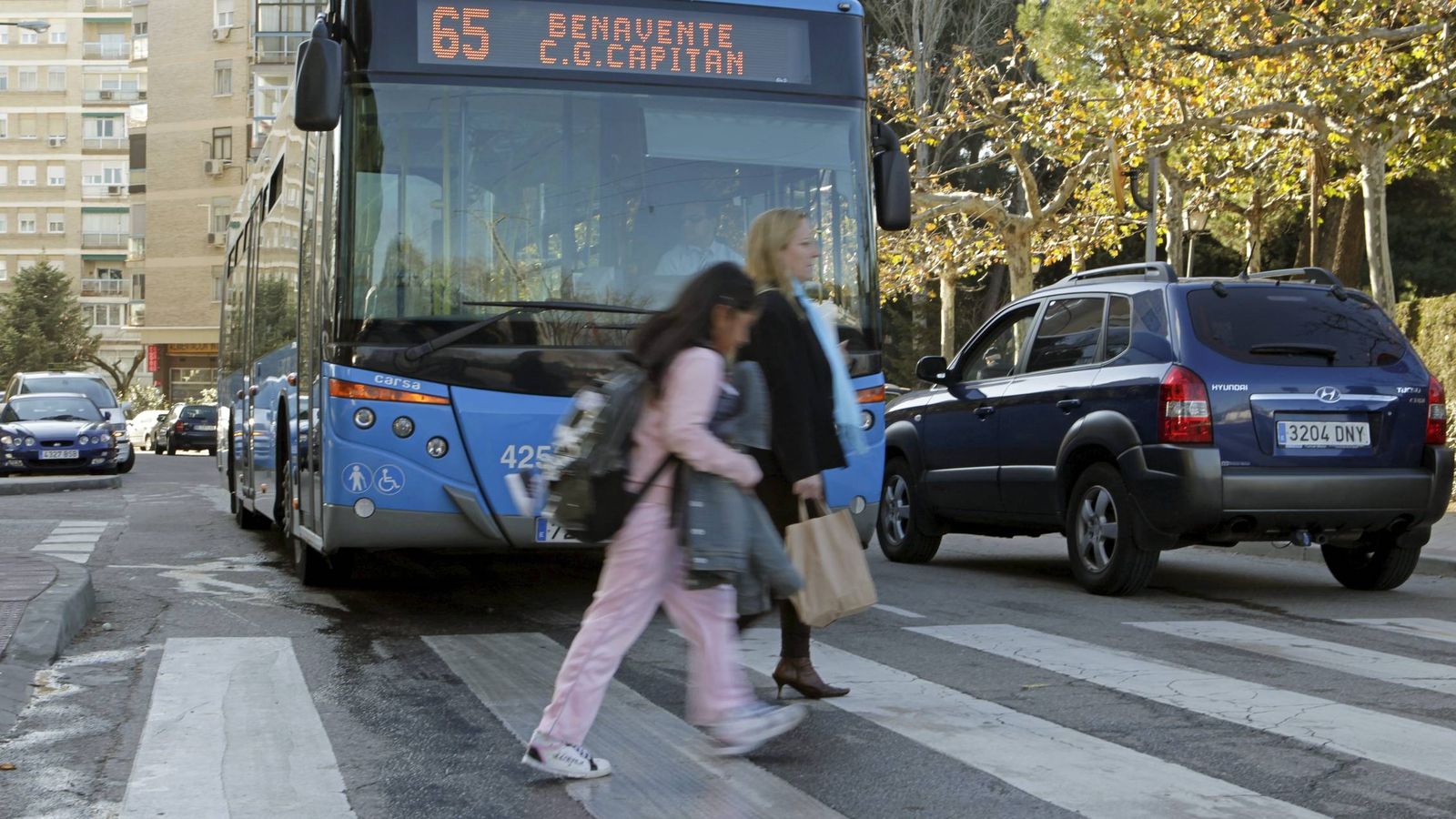 Foto: Autobús de la EMT en un paso de cebra madrileño. (EFE)