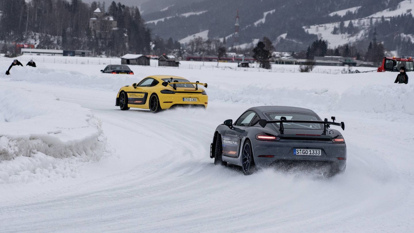 Porsche inscribió dos unidades de su nuevo 718 Cayman GT4 RS en las carreras de hielo GP Ice Race, en Austria.