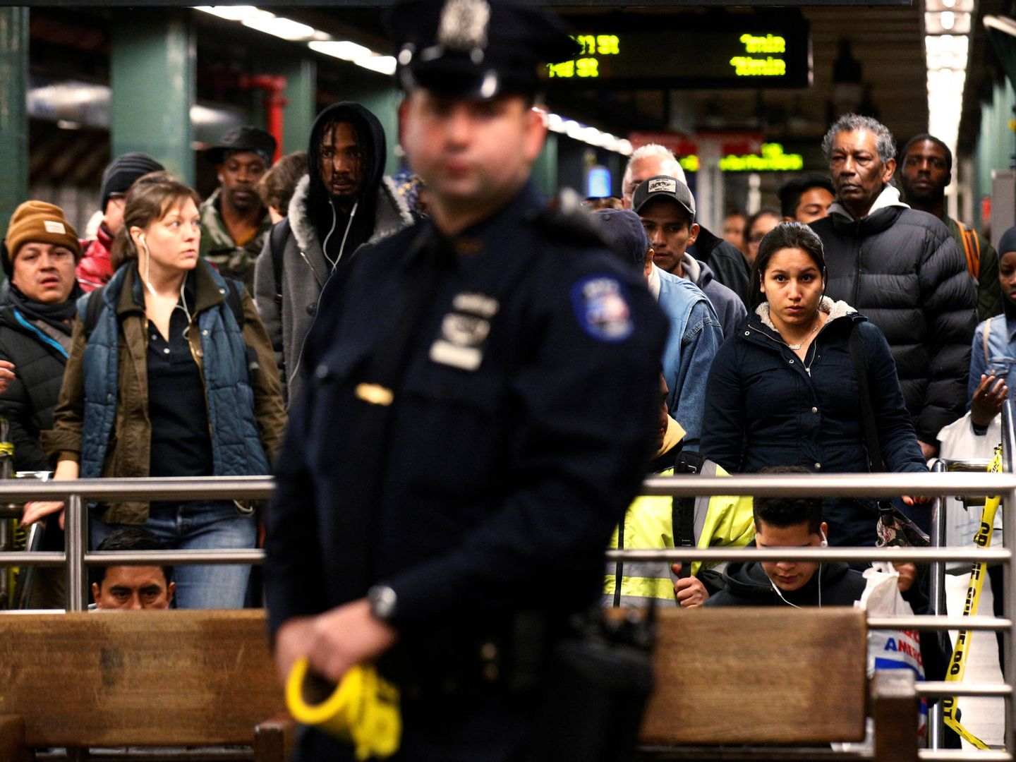 Un agente de policía en la estación de Times Square, Nueva York. (Reuters)