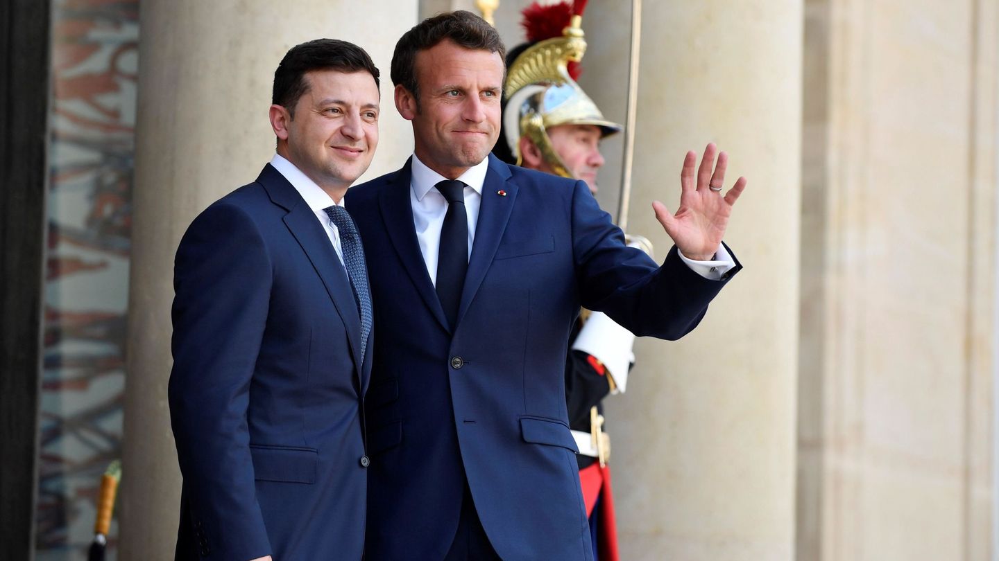 EPA1174. PARÍS (FRANCIA), 17 06 2019.- El presidente francés, Emmanuel Macron (d), recibe a su homólogo ucraniano, Vladímir Zelenski (i), antes de una reunión en el Palacio del Elíseo, en París (Francia), este lunes. EFE  Julien De Rosa
