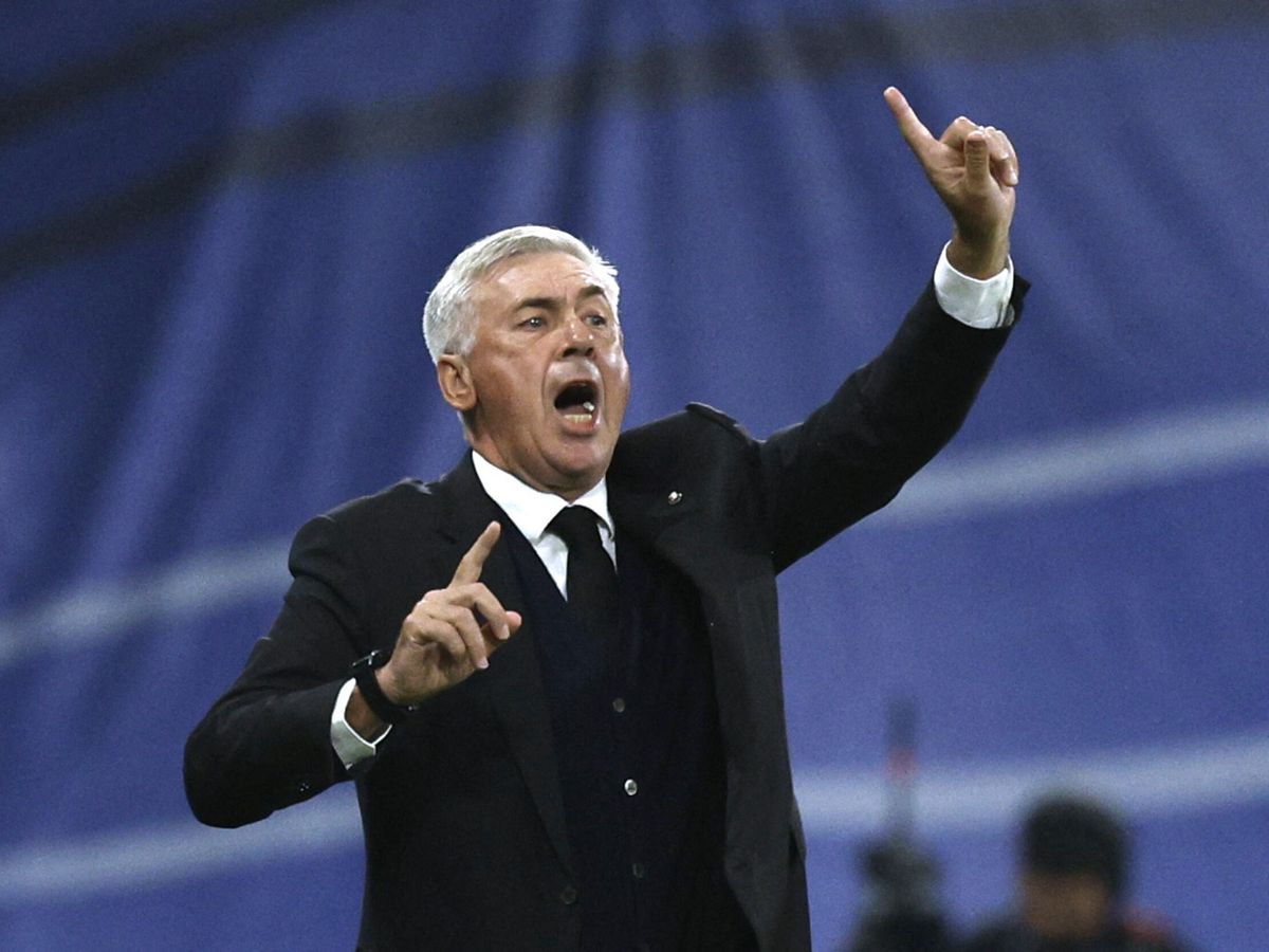 Foto: Ancelotti ordena el equipo en el partido contra el Shakhtar. (Reuters/Susana Vera)