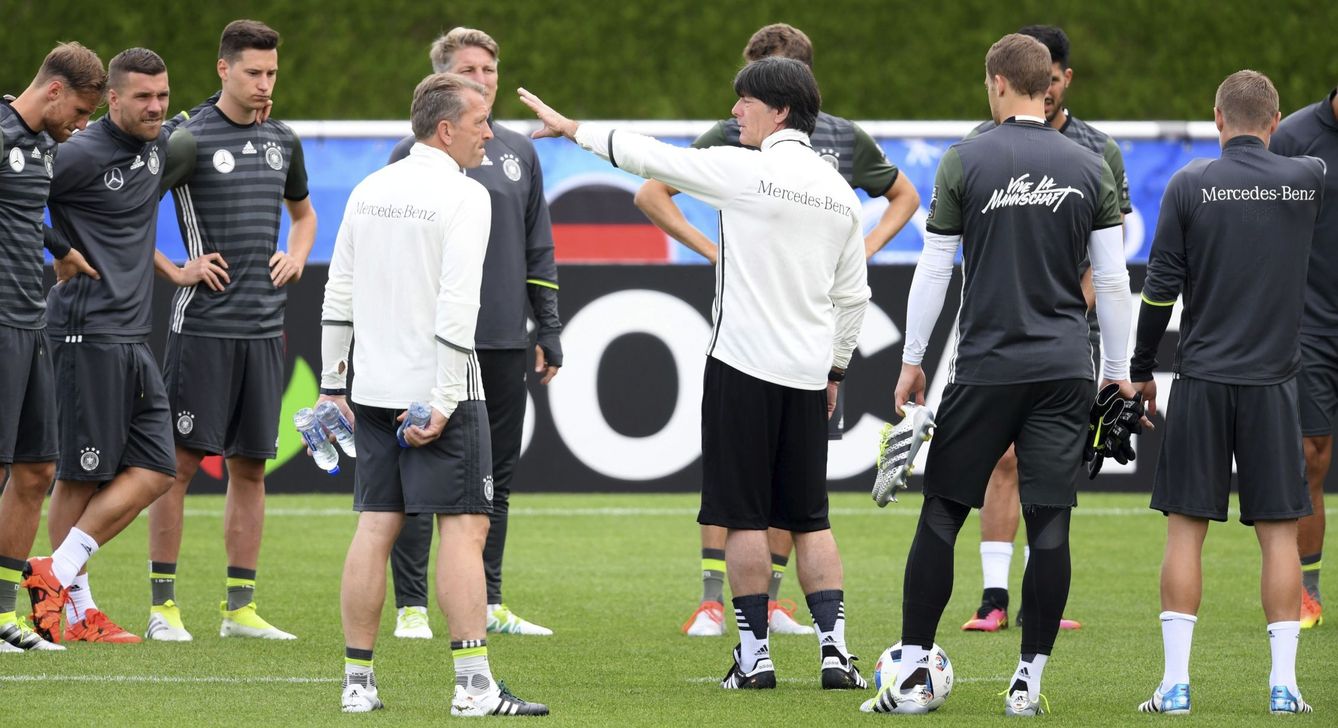 Joachim Löw da instrucciones a sus jugadores durante un entrenamiento (EFE)