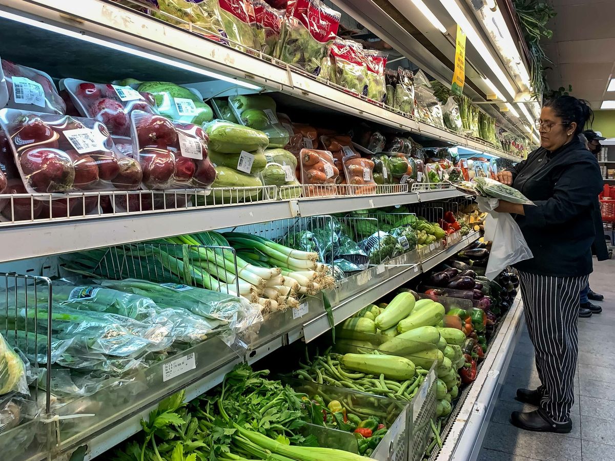 Foto: Una mujer compra en un supermercado. (EFE)