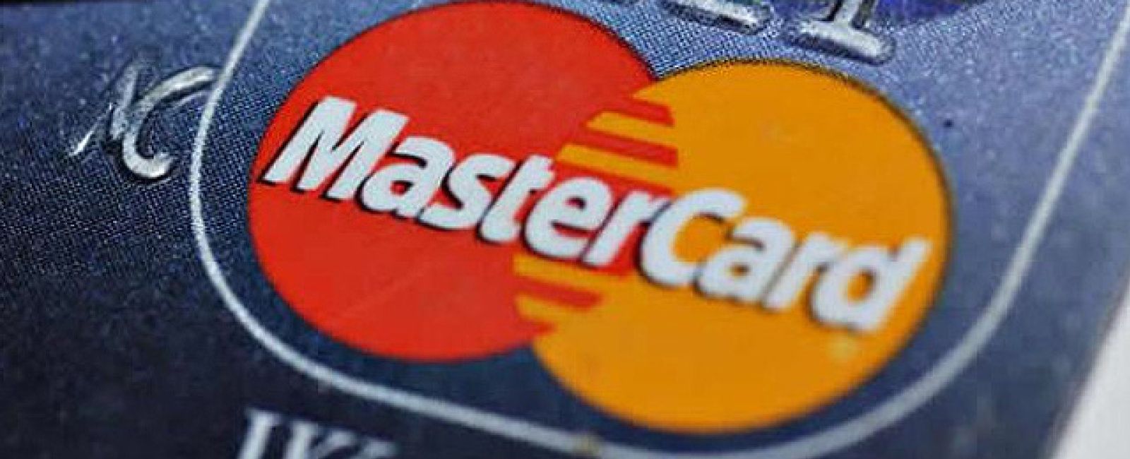 Foto: MasterdCard presenta una tarjeta de crédito con pantalla y teclado