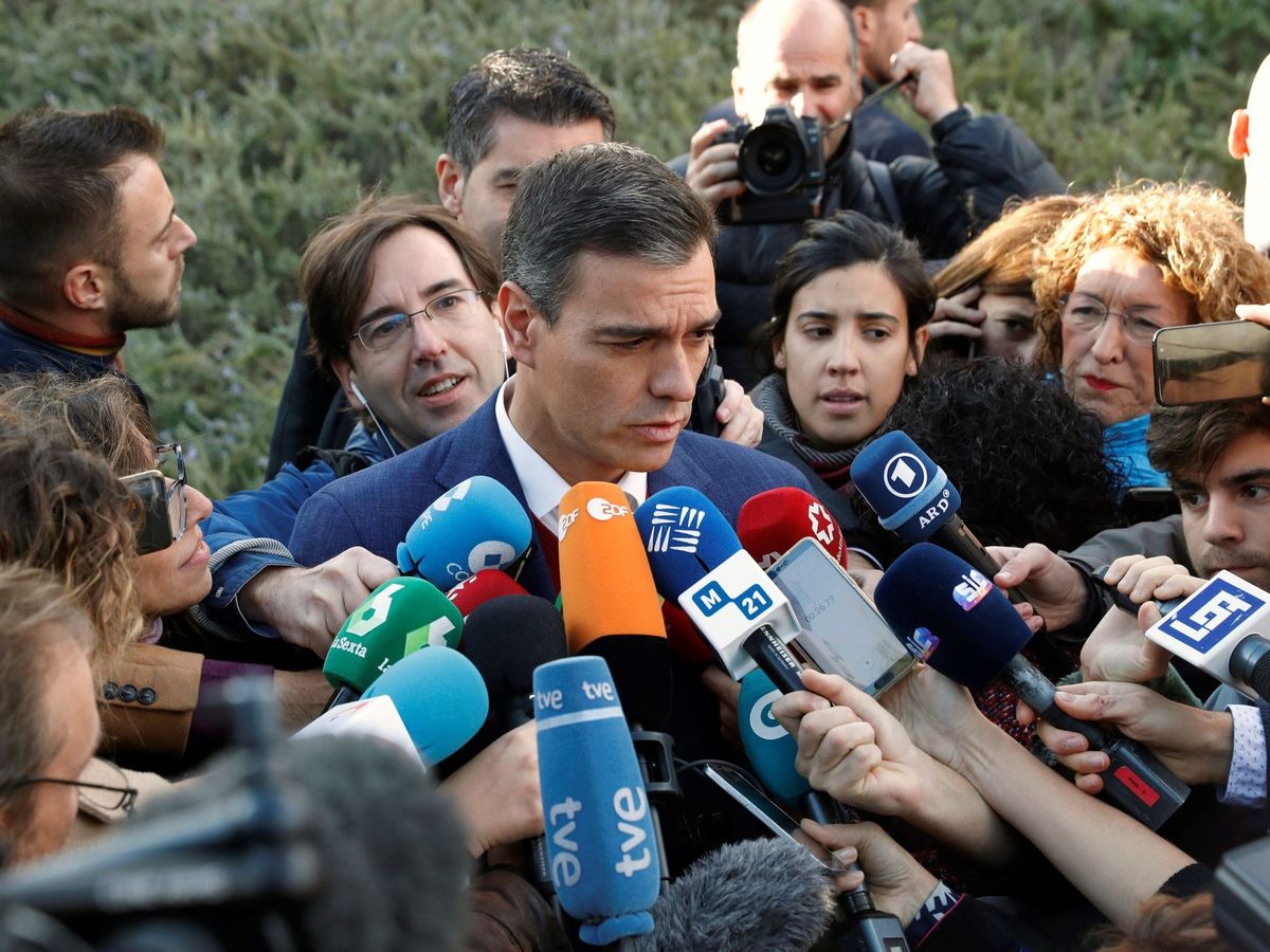 Foto: Pedro Sánchez, rodeado de periodistas durante un acto electoral. (EFE/Zipi)