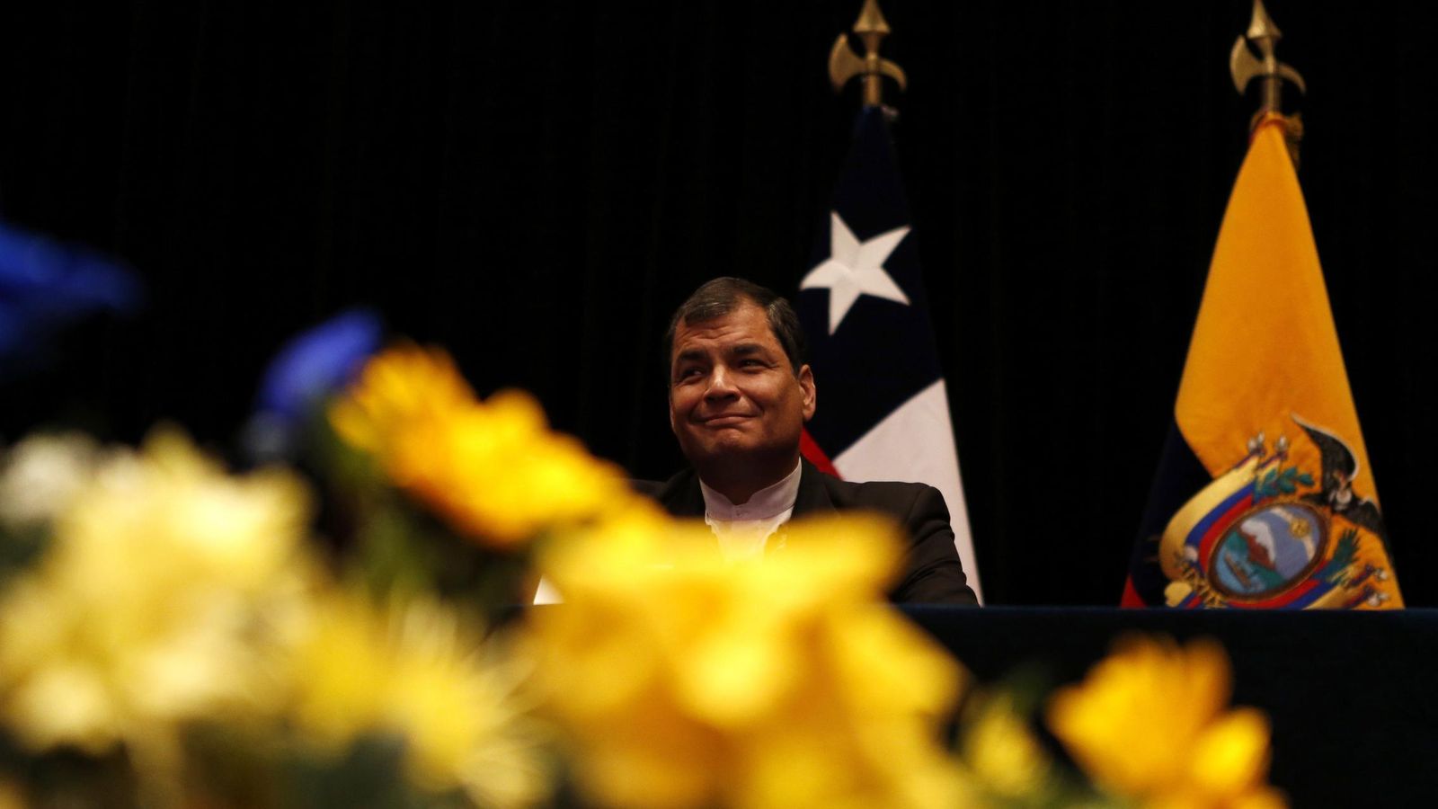 Foto: El presidente de Ecuador, Rafael Correa, durante una ceremonia en la que recibe un doctorado honoris causa, en Santiago, el 14 de mayo de 2014 (Reuters). 