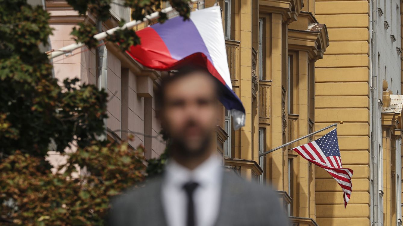 Foto: Un hombre camina cerca del edificio principal de la embajada de EEUU en Moscú. (EFE/Archivo/Maxim Shipenkov)