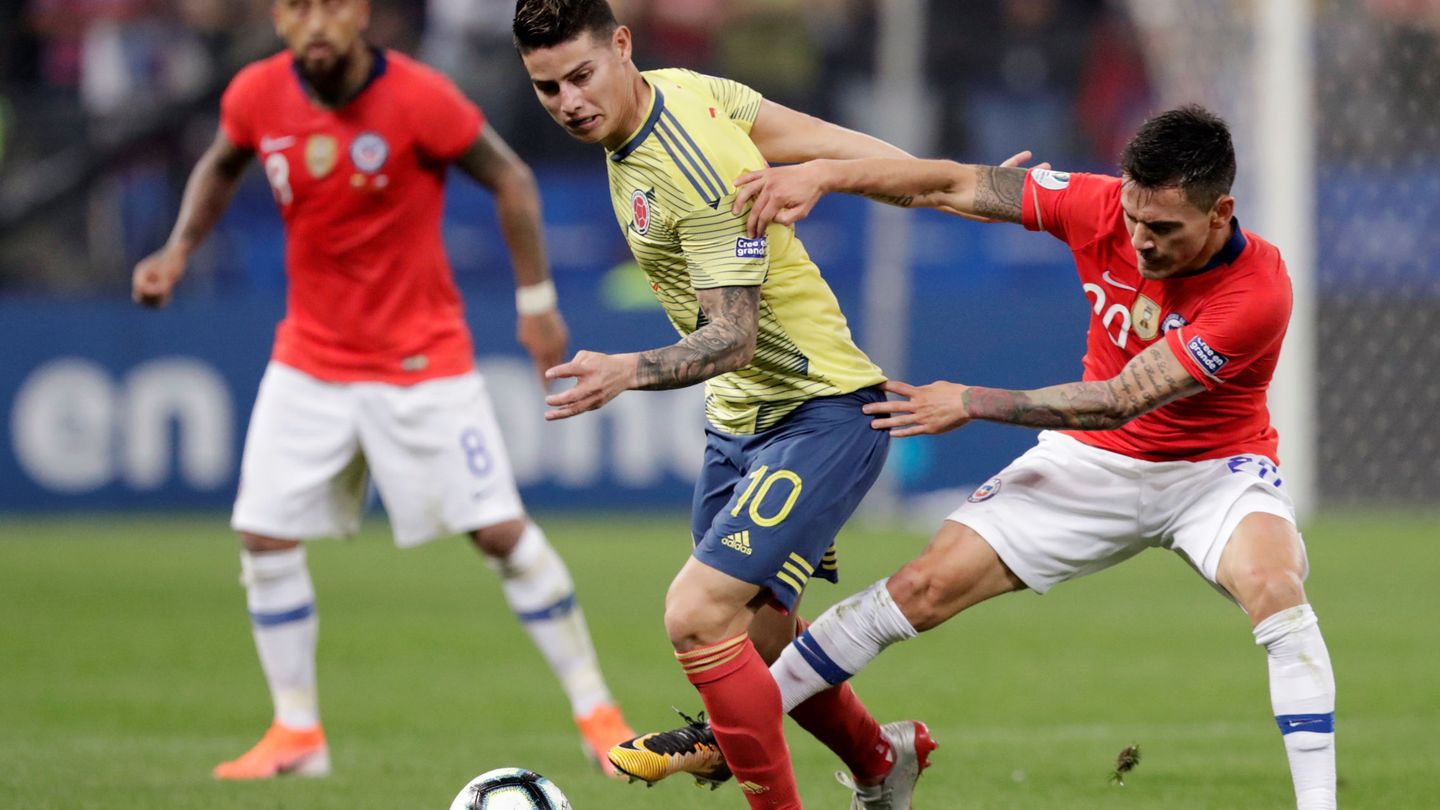 James en una acción contra Chile en la Copa América. (Efe)