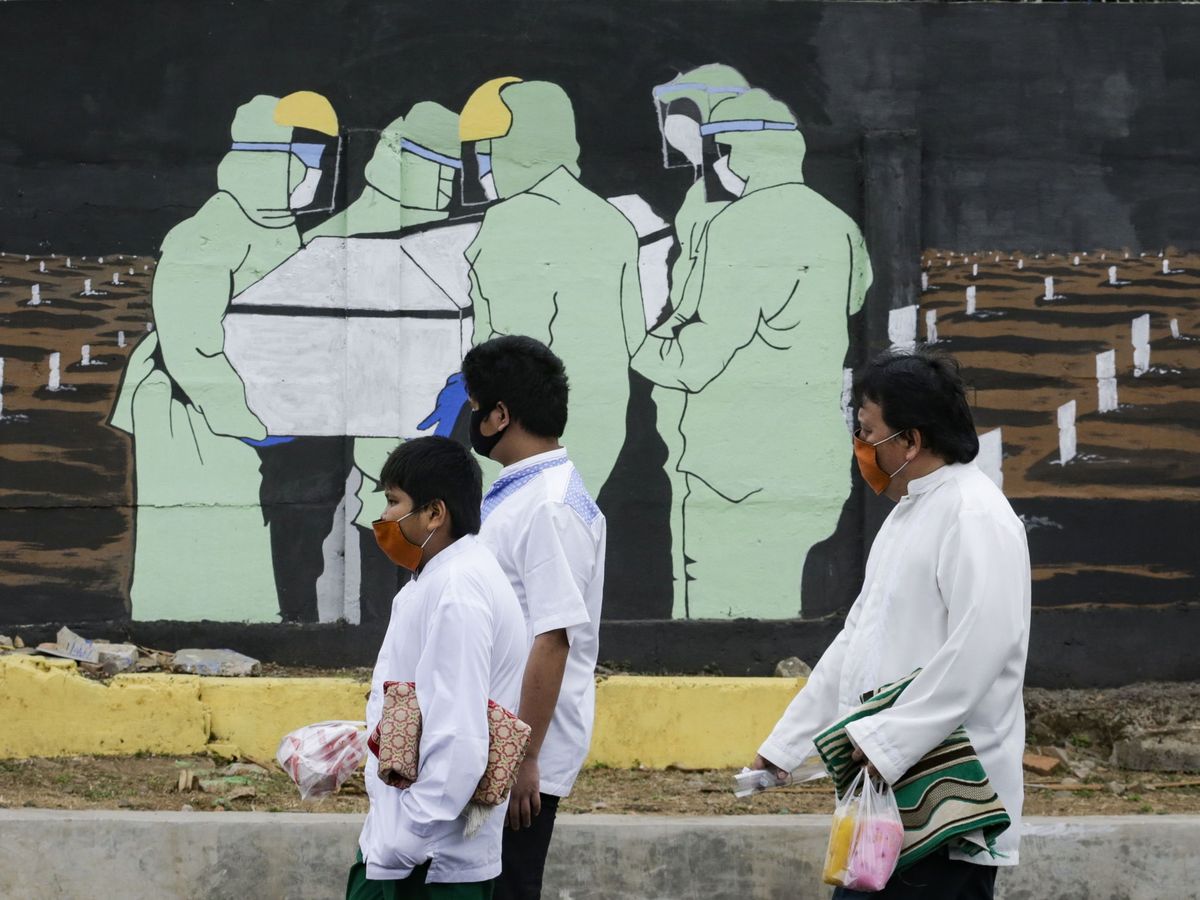 Foto: Un mural en Yakarta que refleja el enterramiento de una víctima de covid-19. (EFE)