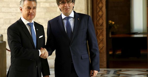Foto: Puigdemont y Urkullu durante una reunión el 19 de junio de 2017 en el Palau de la Generalitat para abordar el proceso independentista catalán. (EFE)