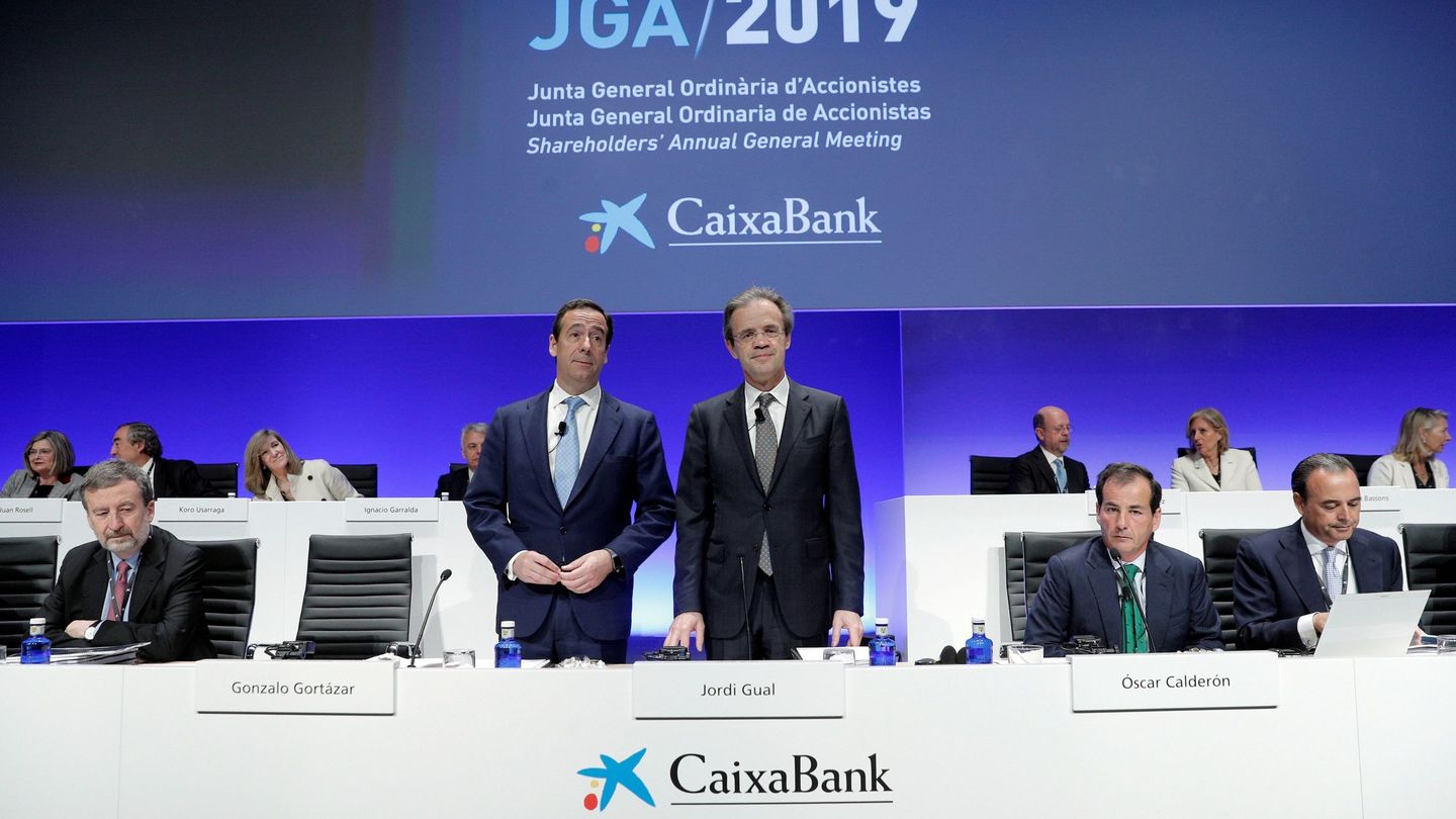El presidente de CaixaBank, Jordi Gual (d), acompañado por el consejero delegado, Gonzalo Cortázar, al inicio de la junta general. (EFE)