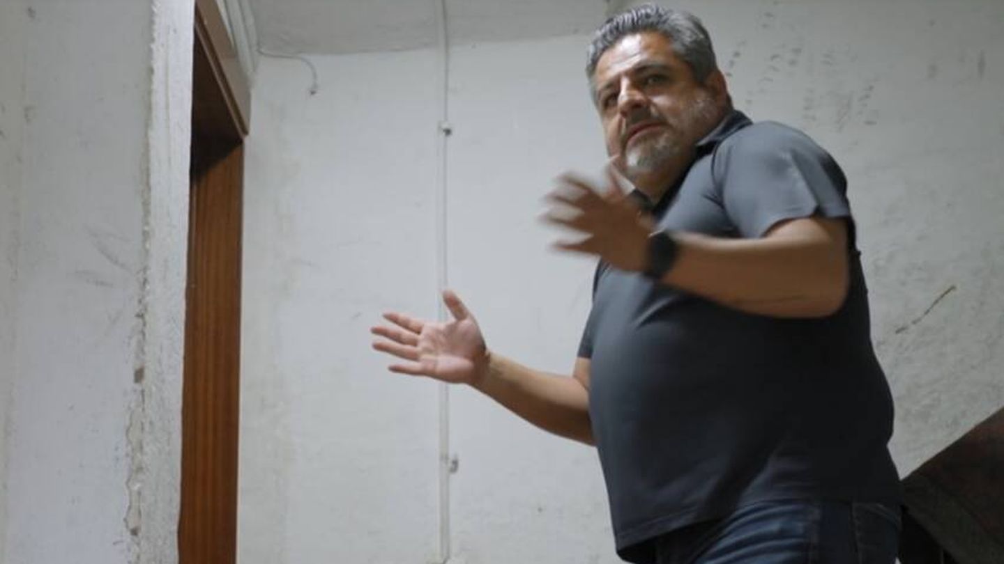 El periodista Jalis de la Serna, a las puertas de un narco piso. (Atresmedia)