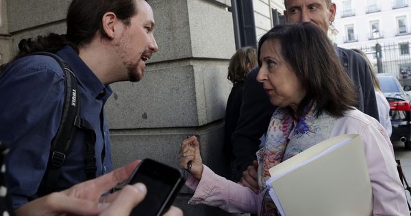 Foto: El líder de Unidos Podemos, Pablo Iglesias, conversa con la portavoz socialista en el Congreso, Margarita Robles, al término del pleno celebrado hoy en la Cámara Baja. (EFE)