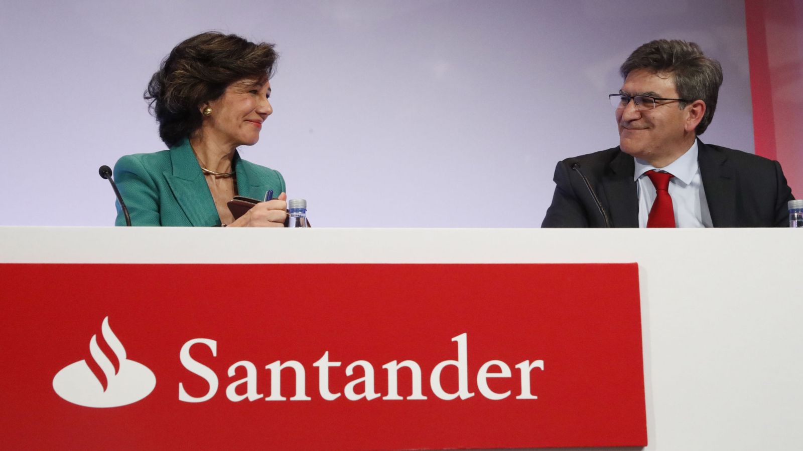 Foto: La presidenta del Santander, Ana Botín, y el consejero delegado, Jose Antonio Álvarez. (EFE)