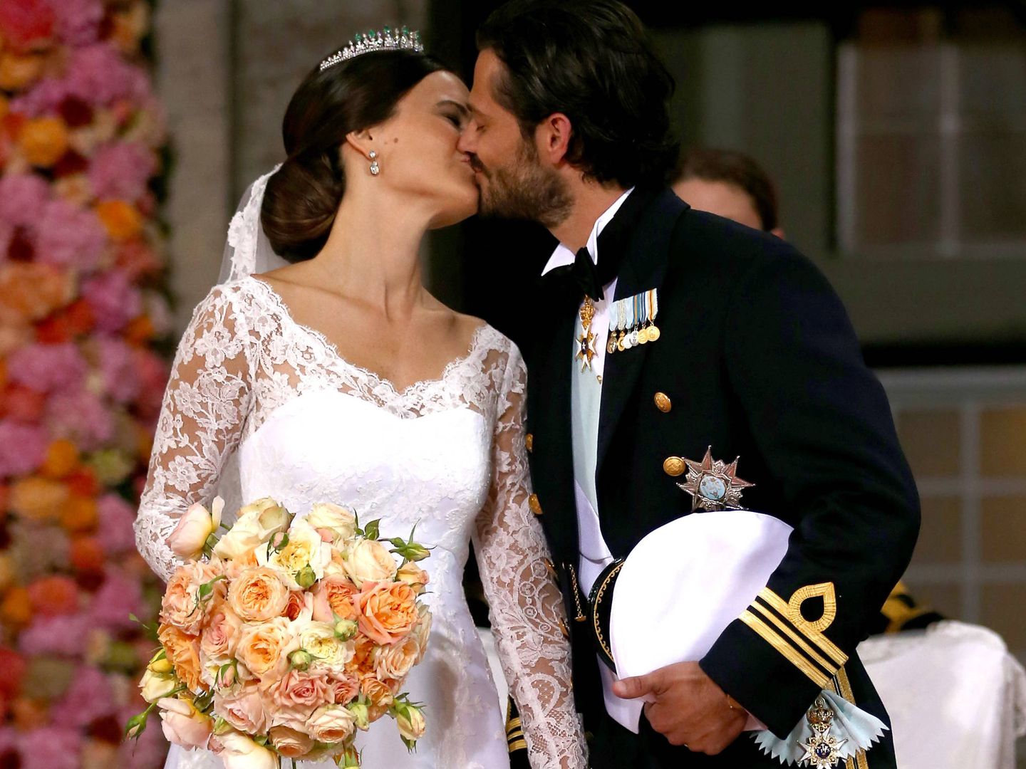Detalle de las manchas de Sofía Hellqvist el día de su boda con el príncipe Carlos Gustavo de Suecia. (Getty)