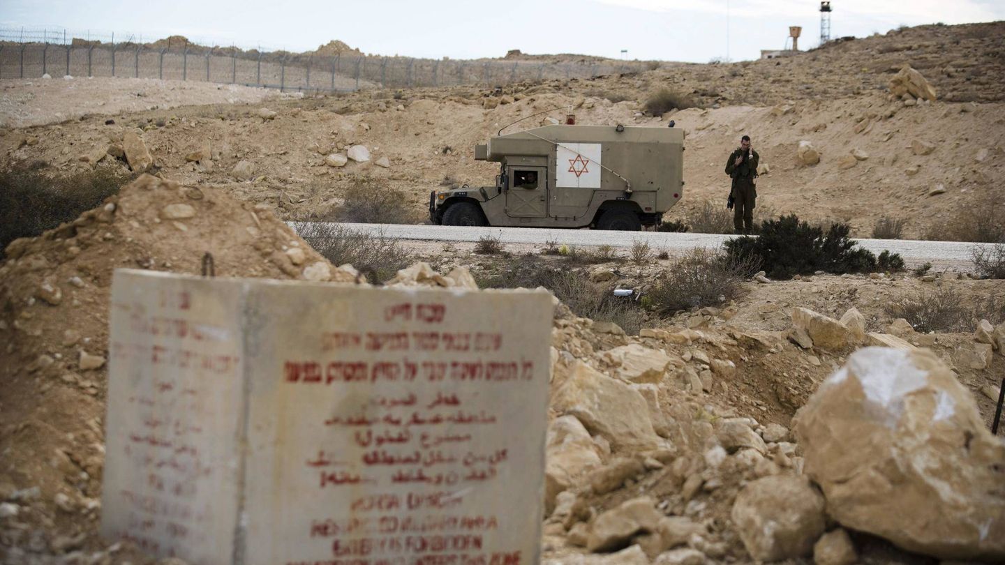 Un soldado israelí habla por teléfono junto a una ambulancia militar tras un ataque desde el lado egipcio de la frontera, en octubre de 2014 (Reuters)