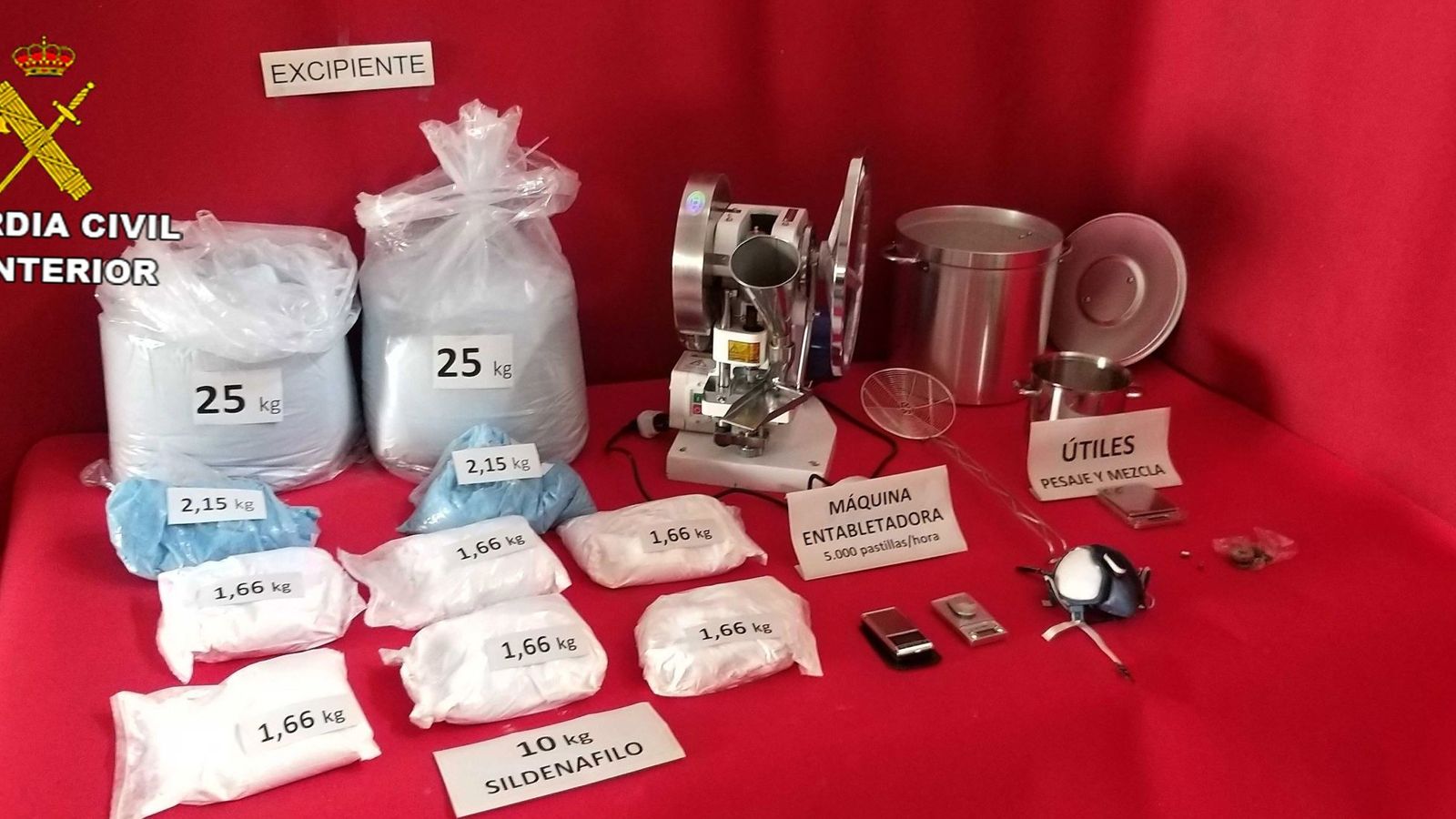 Foto: Hallan un laboratorio ilegal de viagra que hacía 5.000 píldoras a la hora (Guardia Civil)