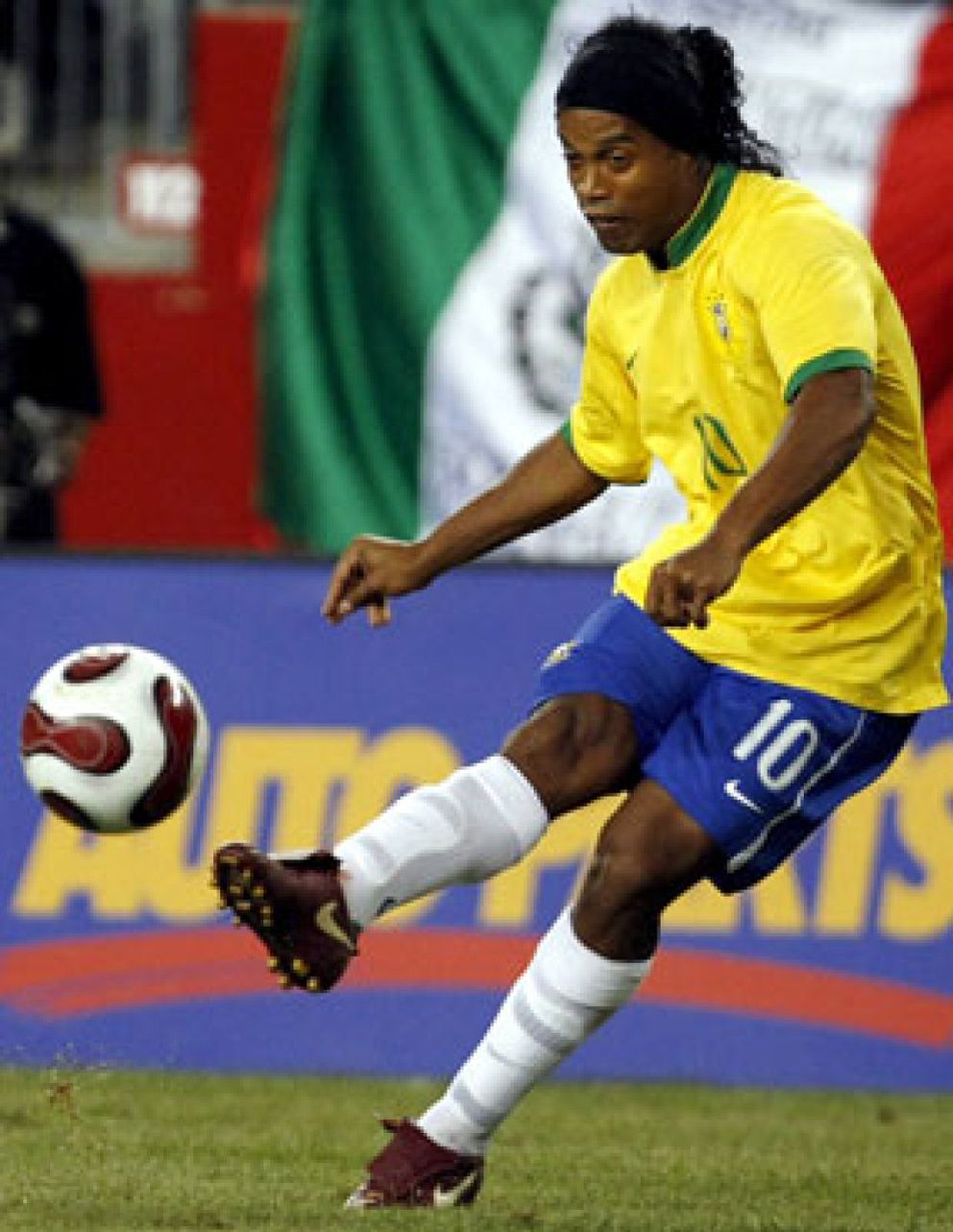 Foto: Pato aparta a Ronaldinho de Brasil