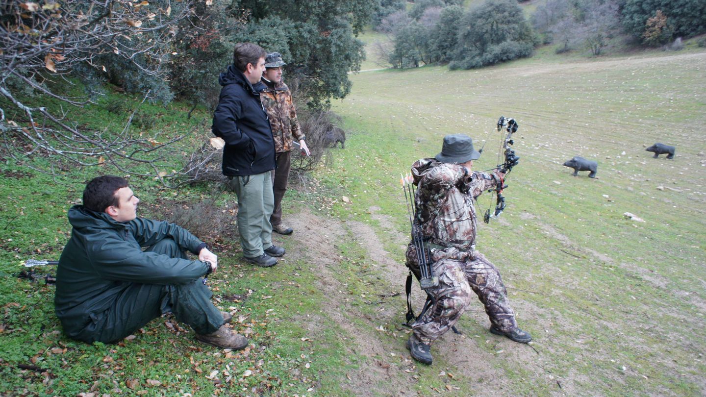 Miembros del equipo SCAES, haciendo ejercicios de tiro con animales simulados.