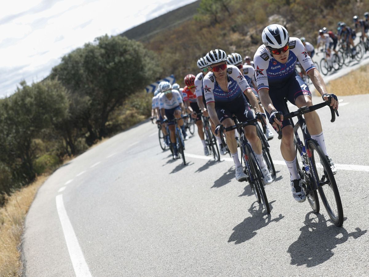 Foto: El pelotón de la Vuelta a España, durante de la decimonovena etapa. (EFE/Javier Lizón)