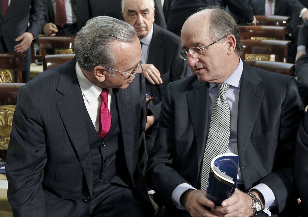 Foto: El presidente de la Caixa, Isidre Fainé (i), conversa con el de Repsol, Antoni Brufau. (EFE)