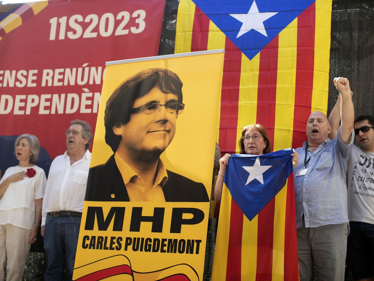 Foto: Acto de grupos independentistas en el Fossar de les Moreres. (EFE/Marta Pérez)