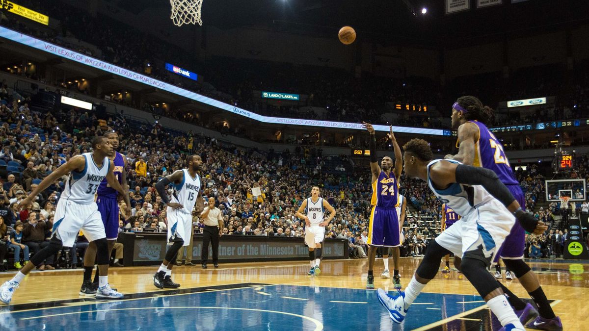 Kobe Bryant supera a Michael Jordan y ya es el tercer máximo anotador de la NBA