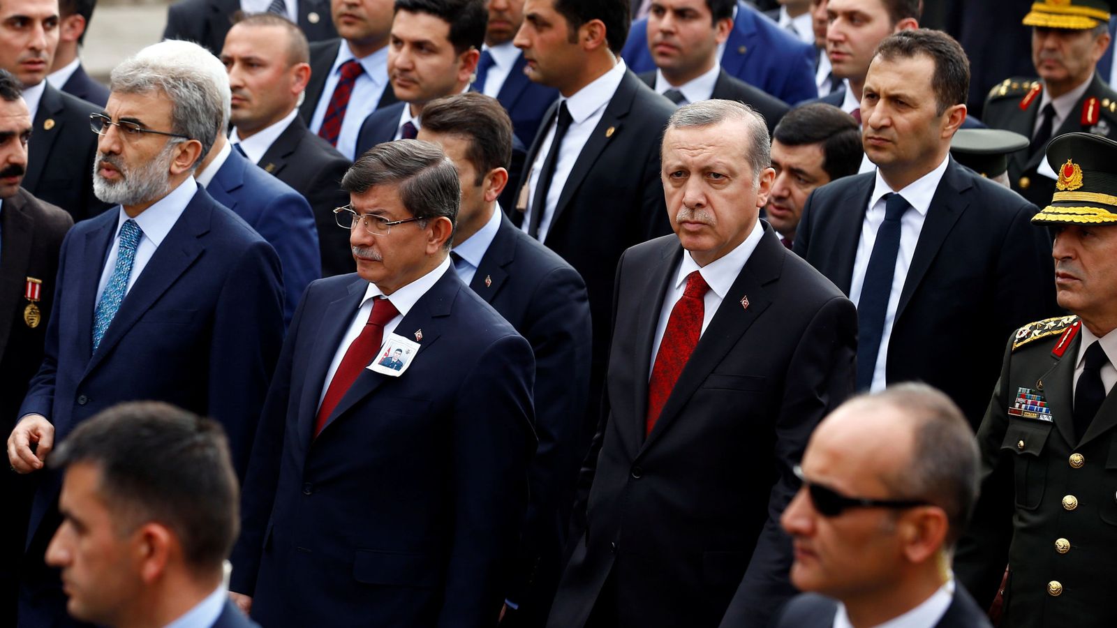 Foto: El Primer Ministro Ahmet Davutoglu junto al Presidente Recep Tayyip Erdogan, durante un funeral de un soldado abatido por la guerrilla kurda, en febrero de 2016 (Reuters)