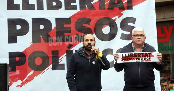 Foto: Concentración en Barcelona para exigir la libertad de los "presos polÍticos". (EFE)