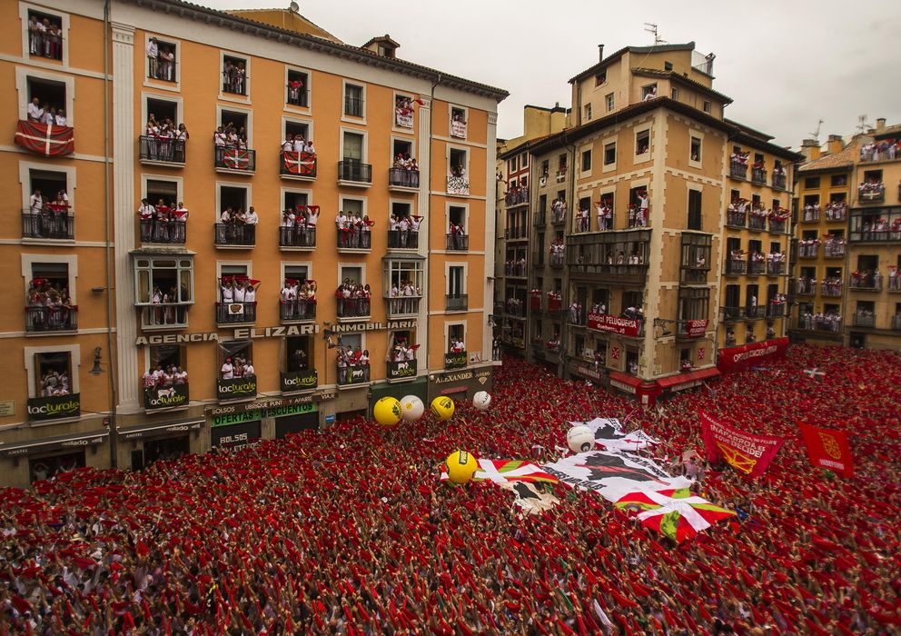 Foto: Pamplona celebra con el chupinado el comienzo de los Sanfermines (AP)