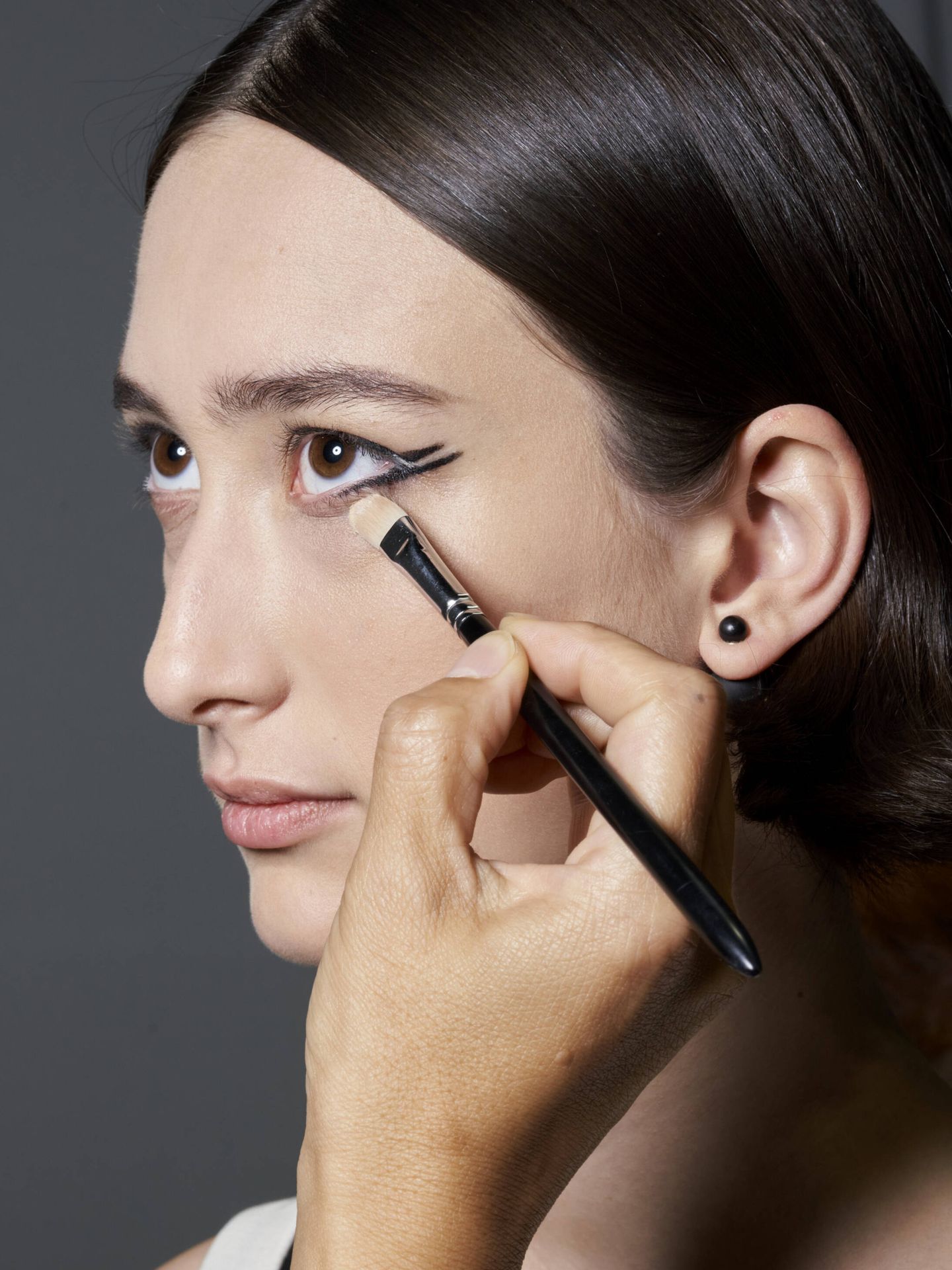 Los sérums con color pueden sustituir a la base de maquillaje y aportar una mayor cobertura al aplicar capa sobre capa. Imagen del backstage de Dior en el desfile SS22. (Imaxtree)