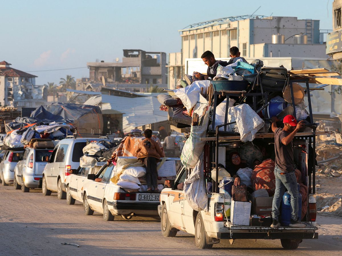 Foto: Un convoy de palestinos abandonan la zona este de Rafah, ante las órdenes de evacuación de las IDF israelíes (Reuters/Ramadan Abed)