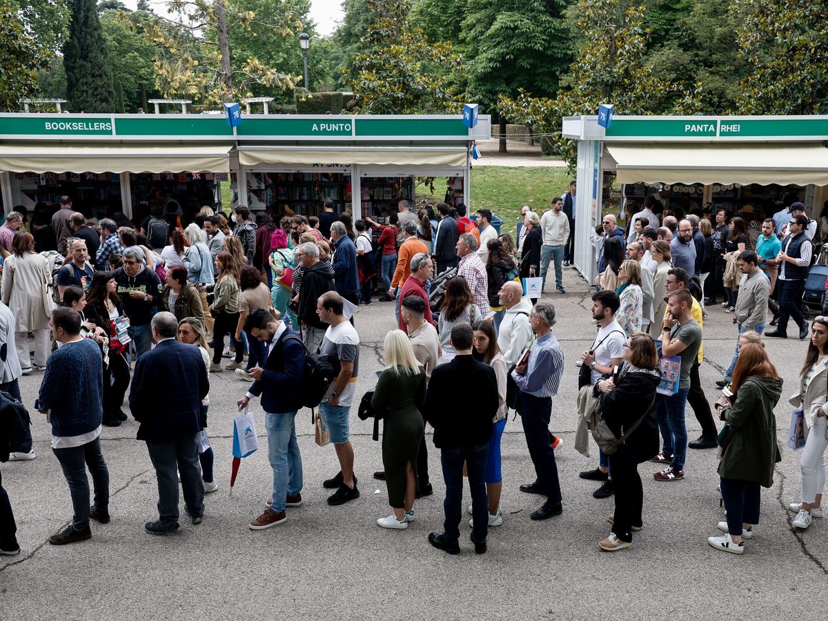 Foto: Una multitud de visitantes abarrota la Feria del Libro de Madrid, en el Parque del Retiro. (EFE/Sergio Pérez)