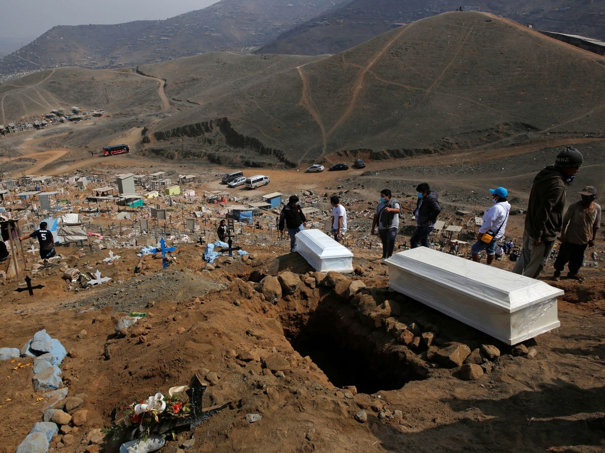 Foto: Enterramientos en un cementerio en Lima, Perú. (Reuters)