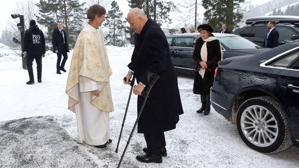 La salud de Harald y el recuerdo de Ari Behn marcan la misa de Navidad de la familia real noruega