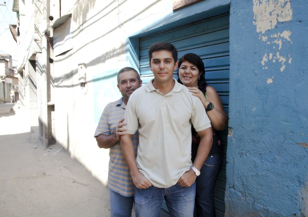 Foto: Wallace Martins dos Santos con sus padres frente a su casa en el Complexo do Alemão
