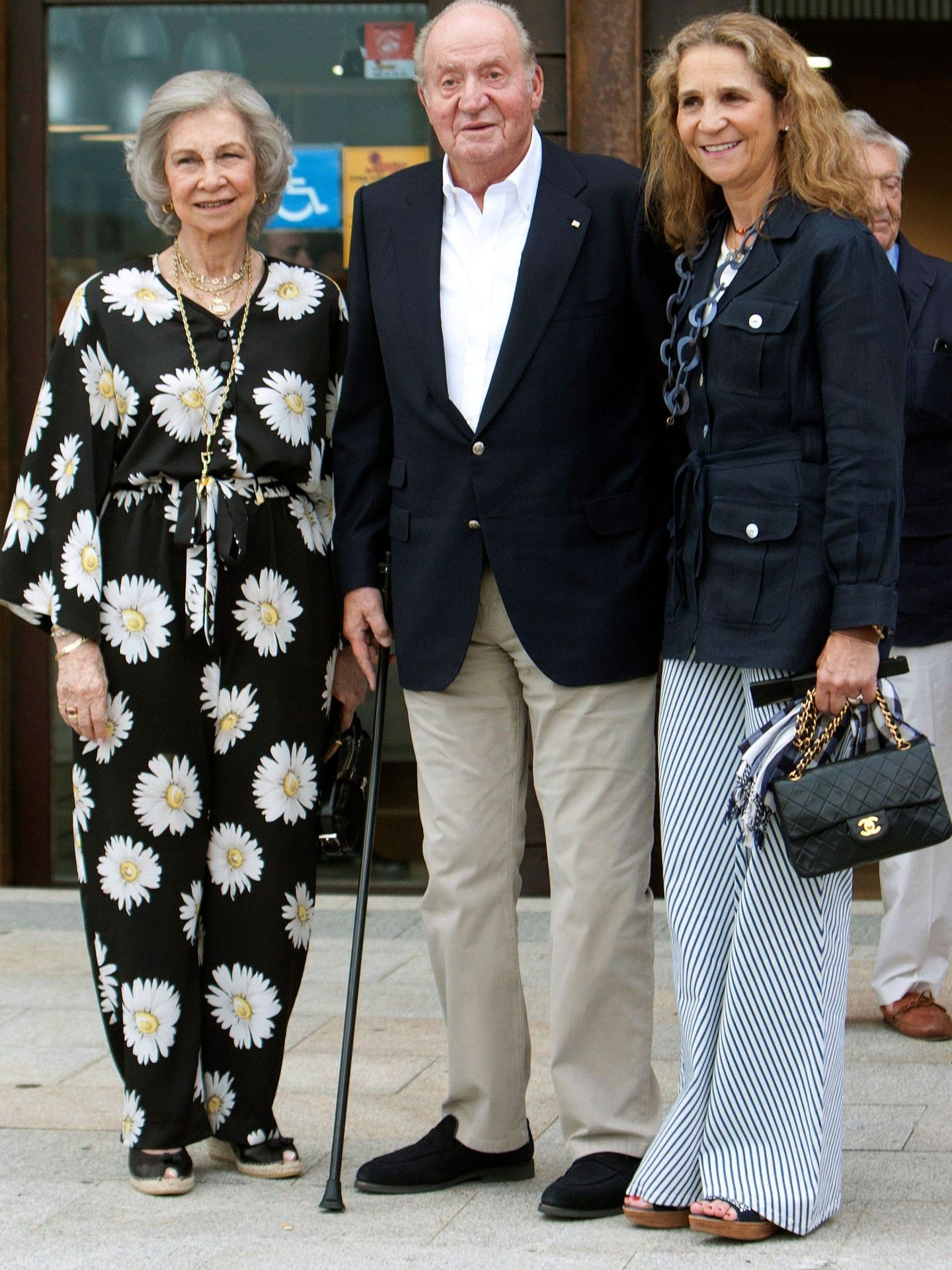 El rey Juan Carlos, la reina Sofía y la infanta Elena a su llegada este viernes a la cena en el Real Club Náutico de Sanxenxo. (EFE)