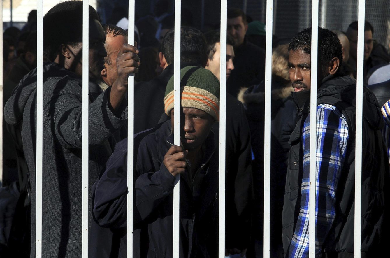 Foto: Inmigrantes forman una cola para pedir asilo político en Atenas (Grecia), el 16 de abril (Reuters).