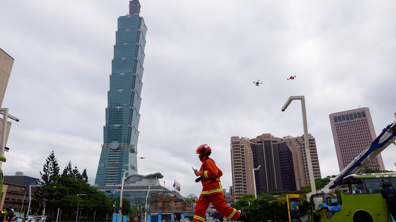 Foto: Un bombero corre durante el simulacro anual de defensa civil de Minan. (Reuters / Ann Wang)