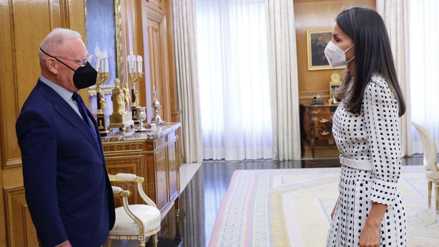 La reina Letizia recibe al presidente de la Confederación de Salud Mental de España, Nel González. (EFE)