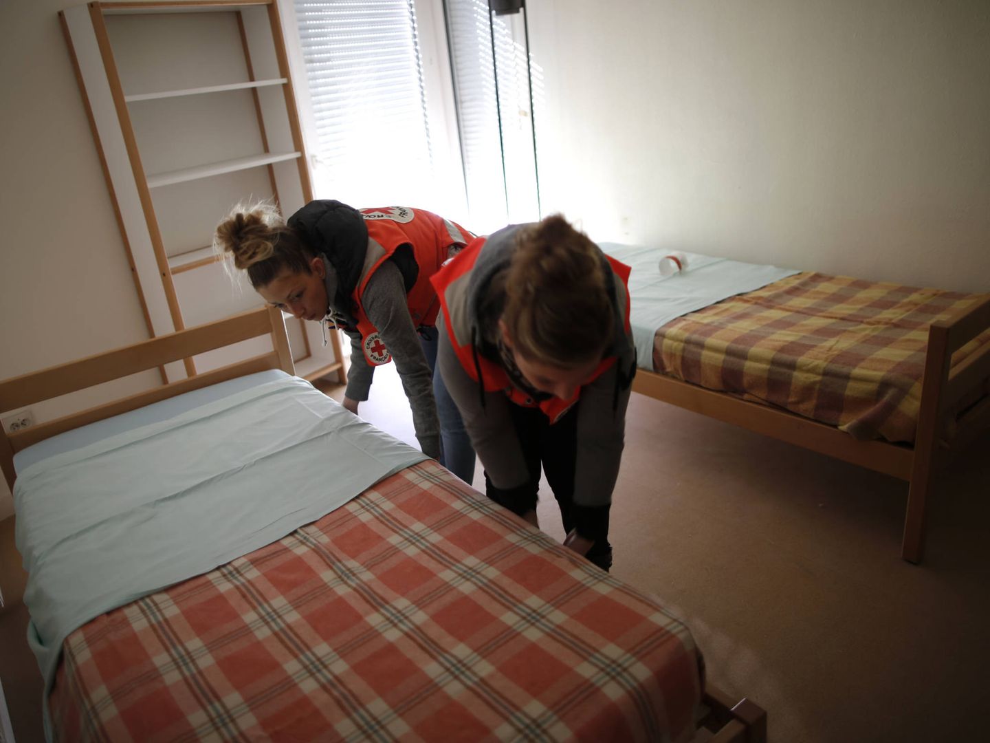 Miembros de la Cruz Roja francesa preparan un dormitorio para acoger a refugiados de Siria e Irak en Champagne-sur-Seine, cerca de París, en septiembre de 2015. (Reuters)