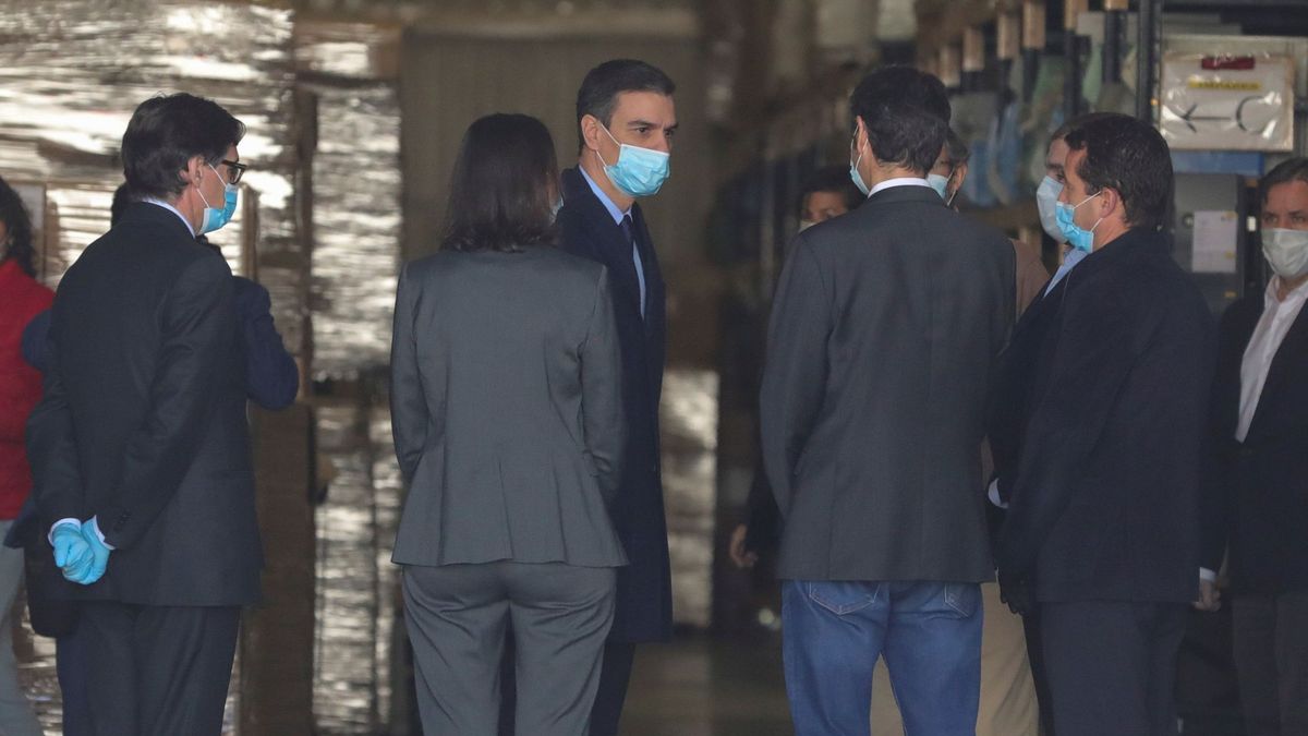 Sánchez, por primera vez con mascarilla en una visita a una fábrica de respiradores